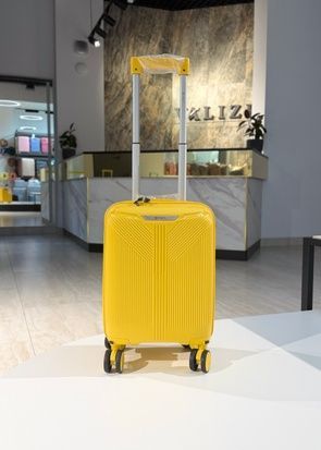 УЦЕНКА Чемодан из полипропилена ручная кладь Wizz Air Ryanair желтый Low-P02Y фото