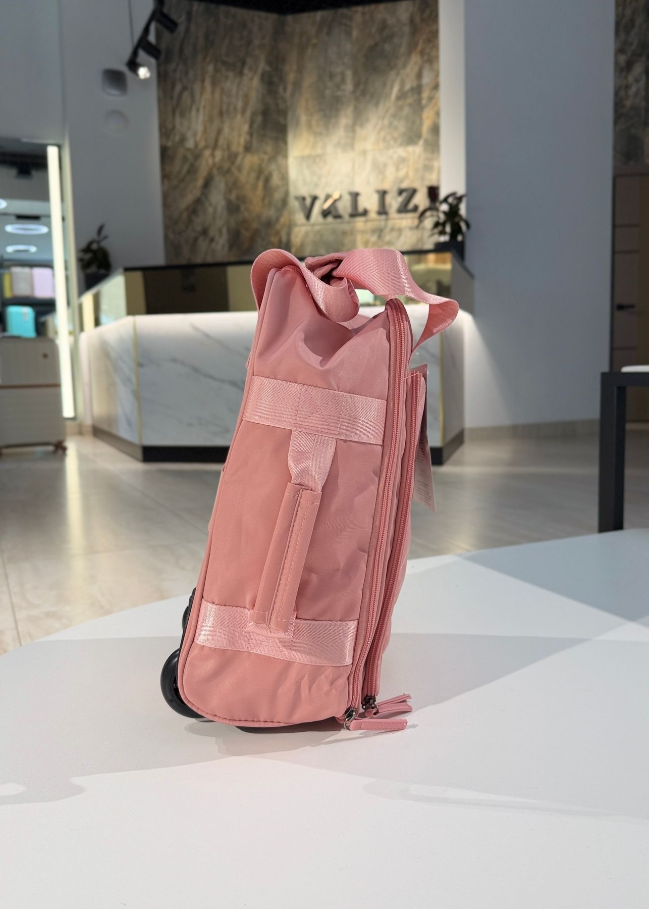 Сумка - валіза на колесах ручна поклажа для Wizz Air Ryanair рожева Low-Bag-2 фото