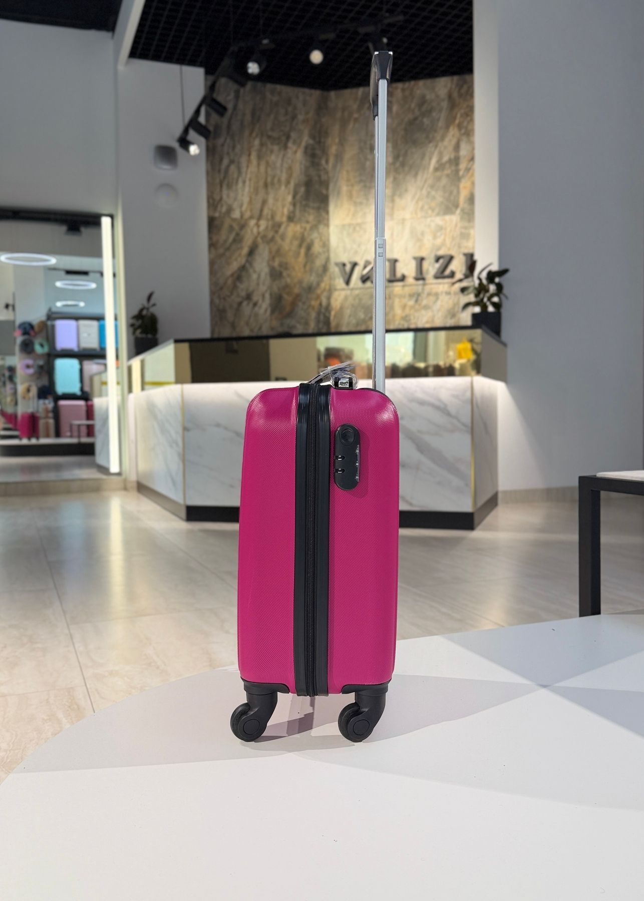 Чемодан ручная кладь Wizz Air Ryanair малиновый Low-K1 фото