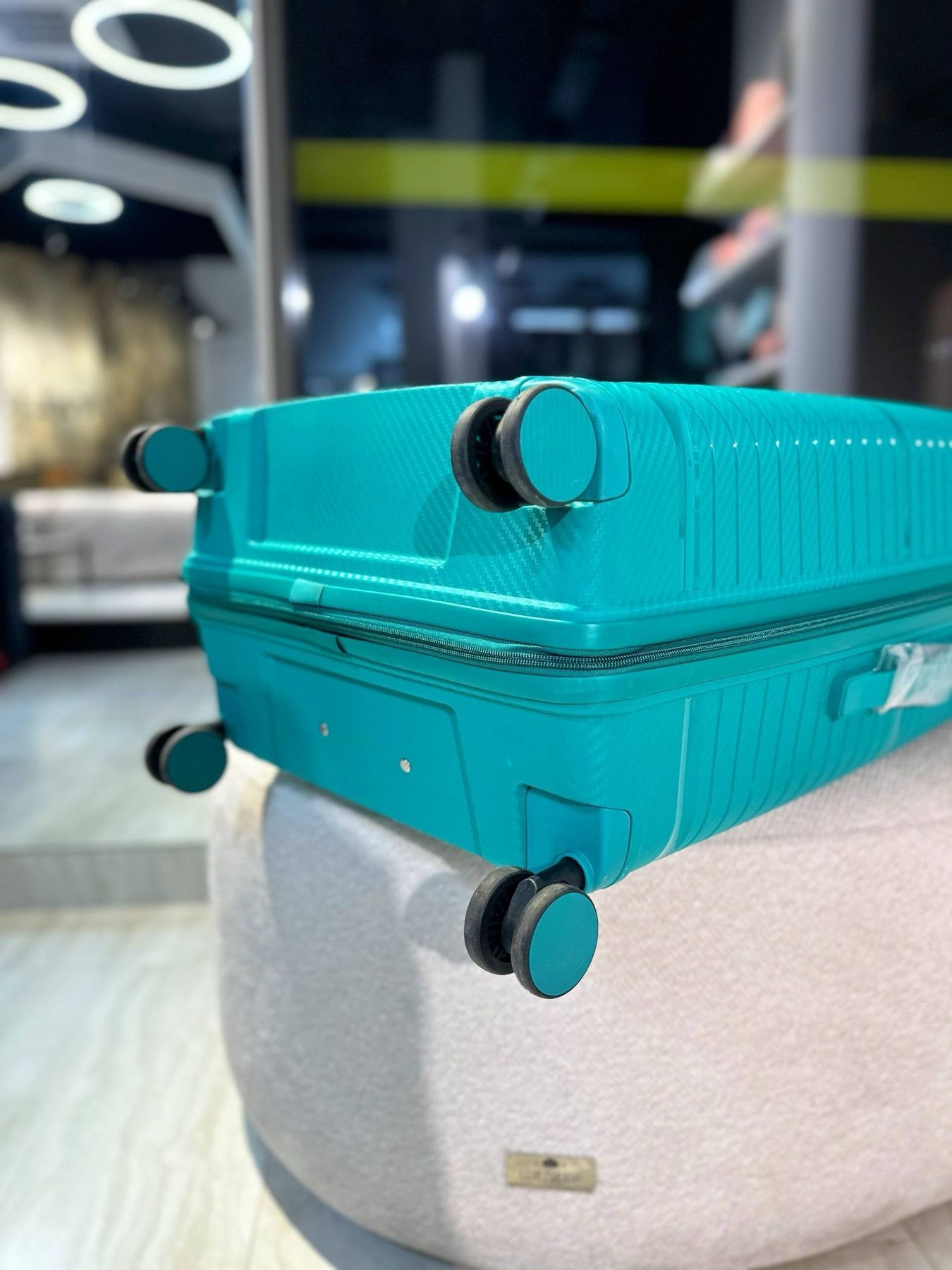 Велика валіза з поліпропілену на подвійних колесах чорна LR-01-L фото