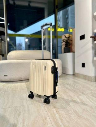 Чемодан пластиковый ручная кладь Wizz Air Ryanair молочний Low-K фото