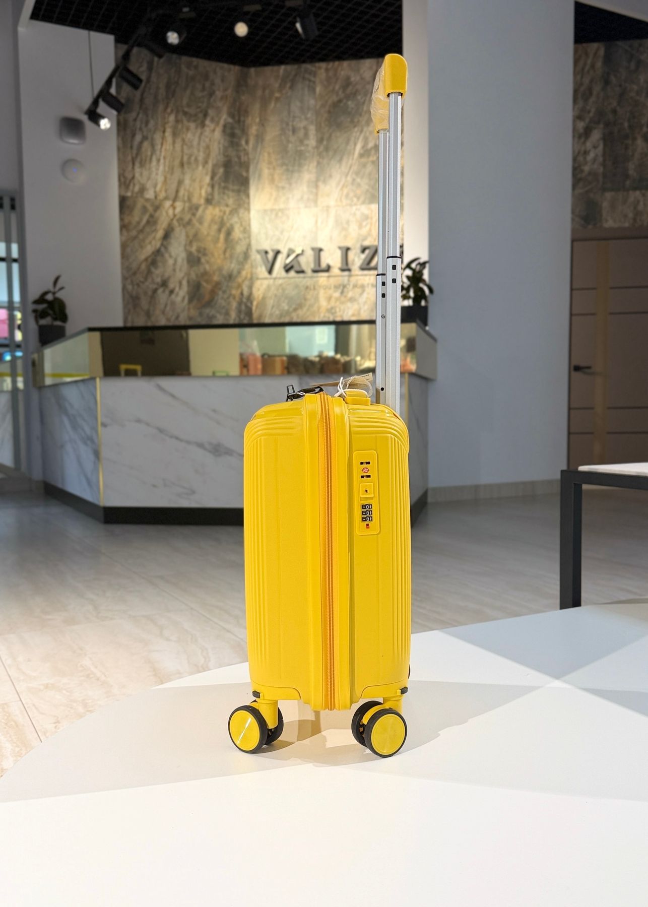 Валіза з поліпропілену ручна поклажа Wizz Air Ryanair жовтий Low-P02 фото