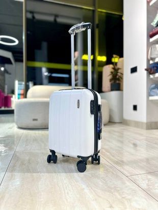 Чемодан пластиковый ручная кладь Wizz Air Ryanair белый Low-K фото