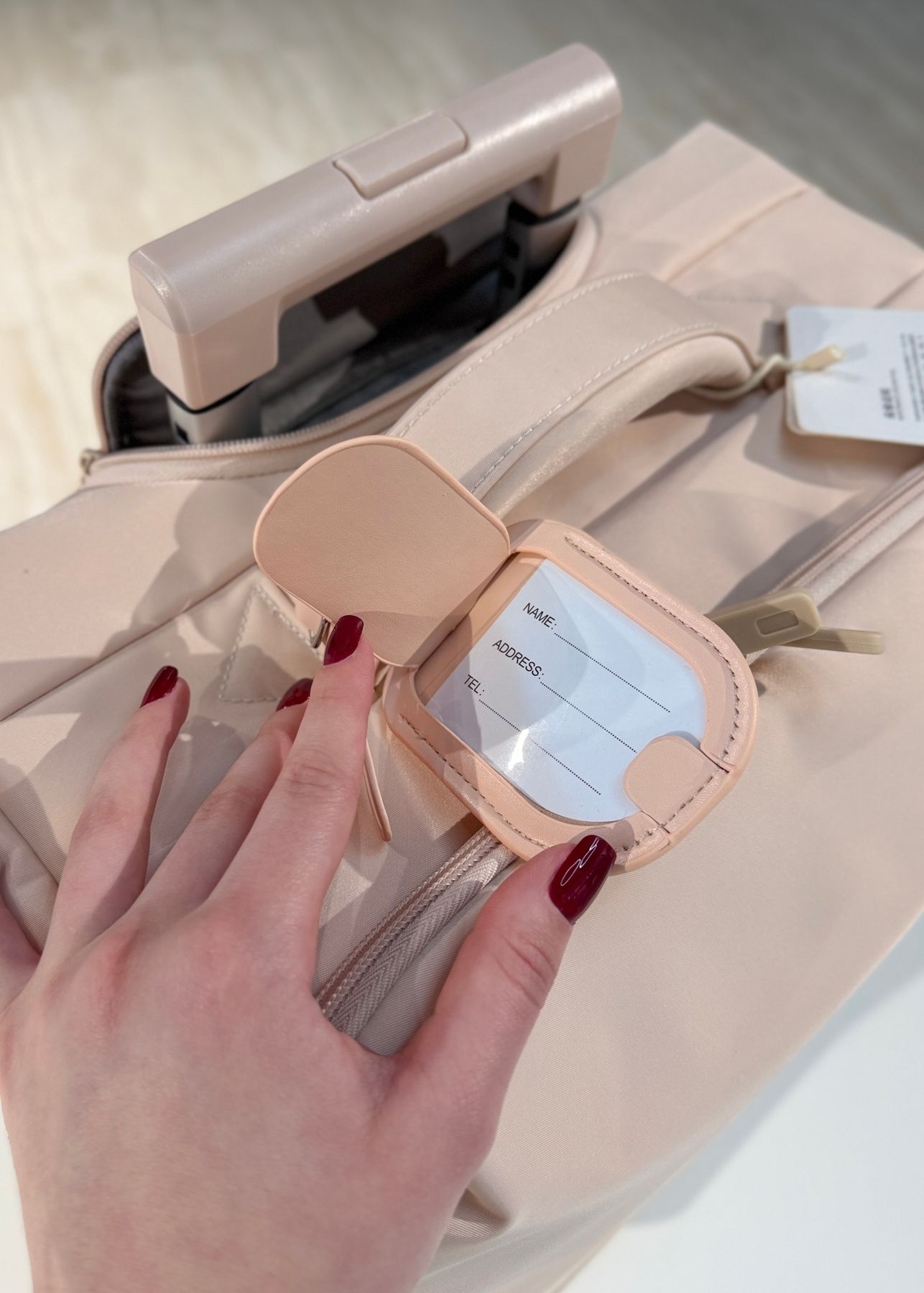 Ультралегка валіза з нейлону S 55х40х23 см з USB-портом рожева N-01 фото