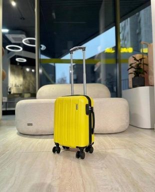 Чемодан пластиковый ручная кладь Wizz Air Ryanair желтый Low-K фото