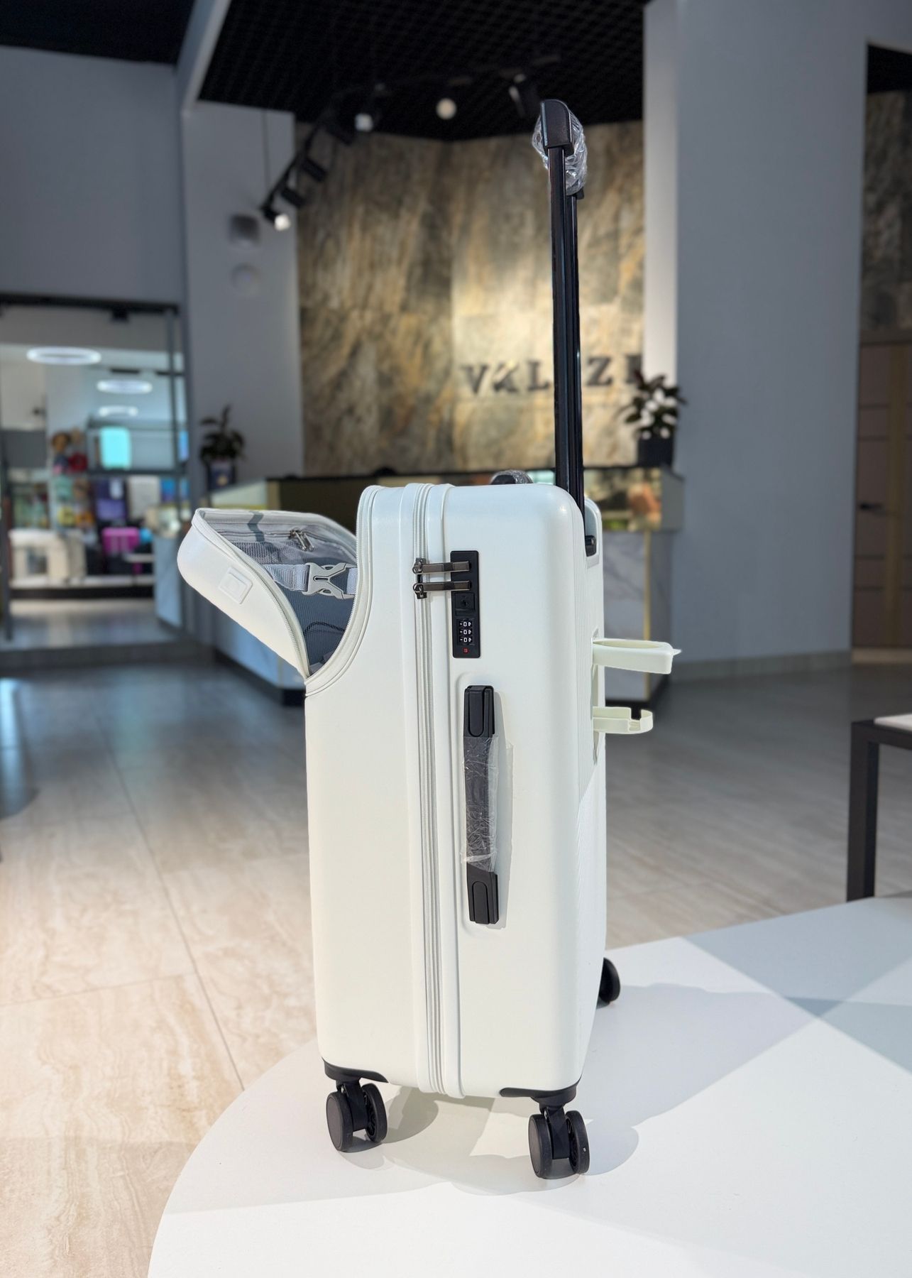 Средний Smart чемодан из поликарбоната с USB и отделением для ноутбука черный Smart-M фото
