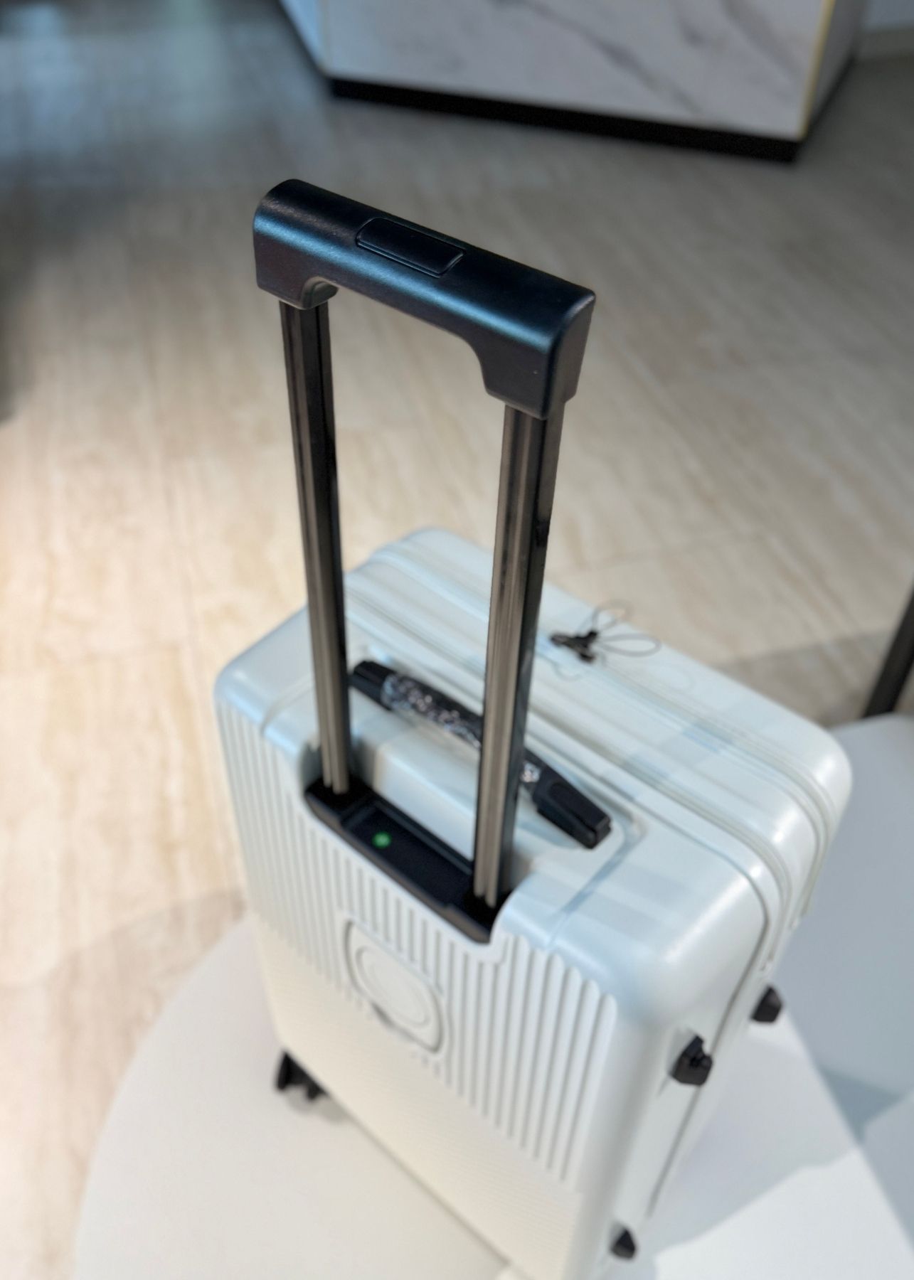 Средний Smart чемодан из поликарбоната с USB и отделением для ноутбука черный Smart-M фото