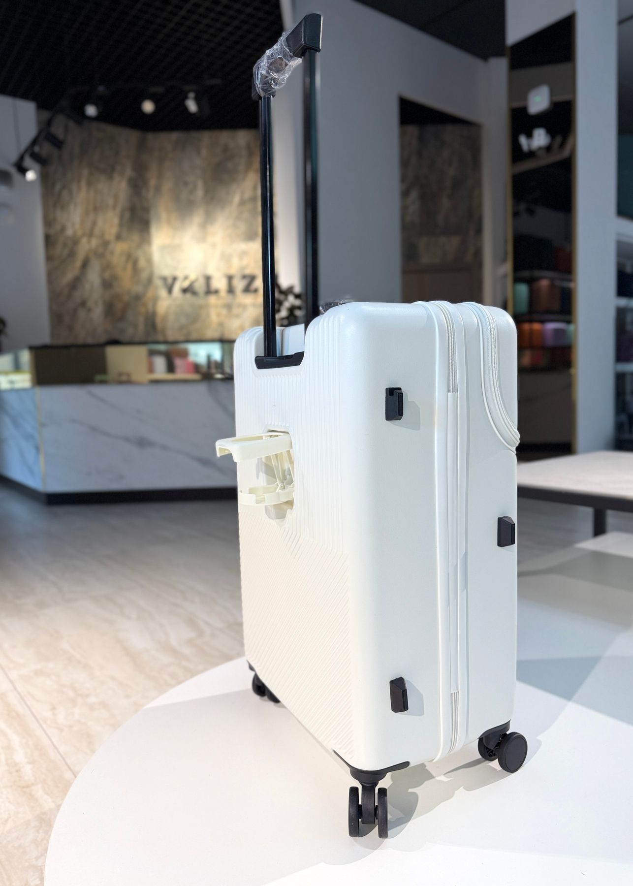 Средний Smart чемодан из поликарбоната с USB и отделением для ноутбука черный Smart-M фото