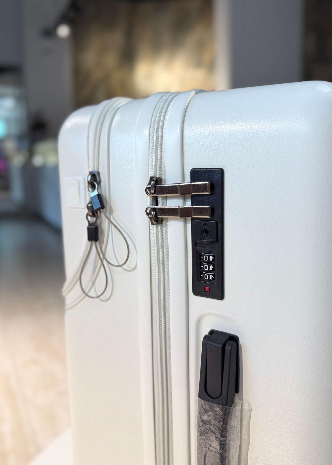 Средний Smart чемодан из поликарбоната с USB и отделением для ноутбука черный Smart-M фото
